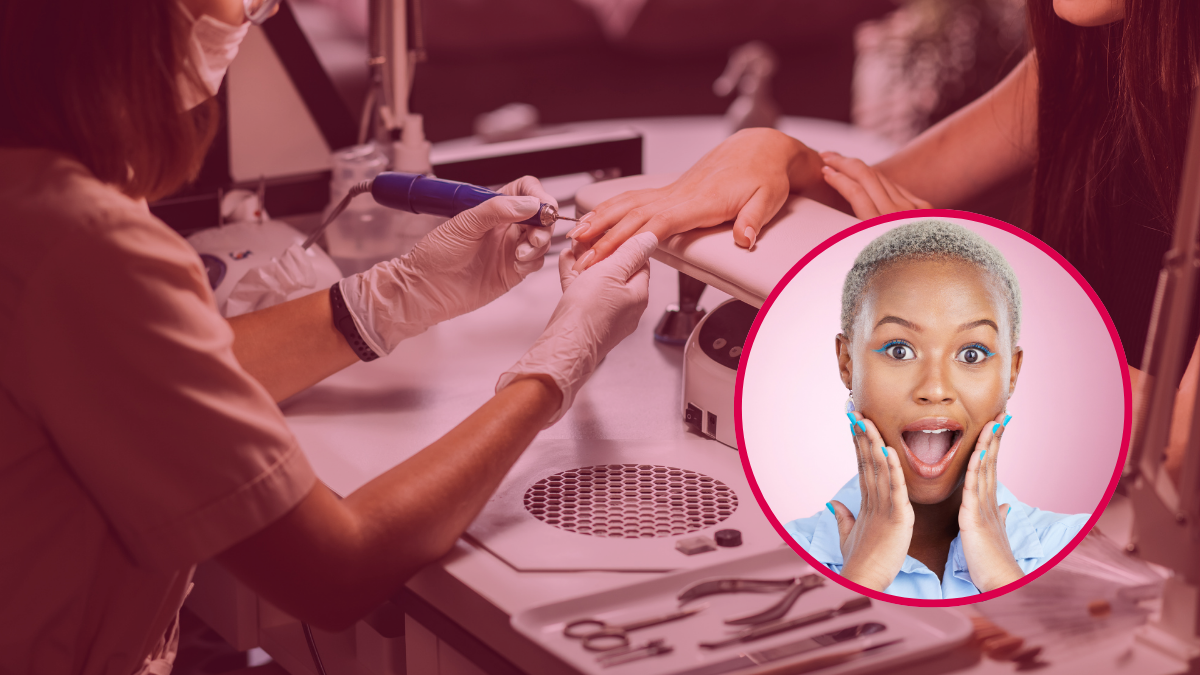 Mujer sorprendida por sus uñas. | Crédito: Getty images.