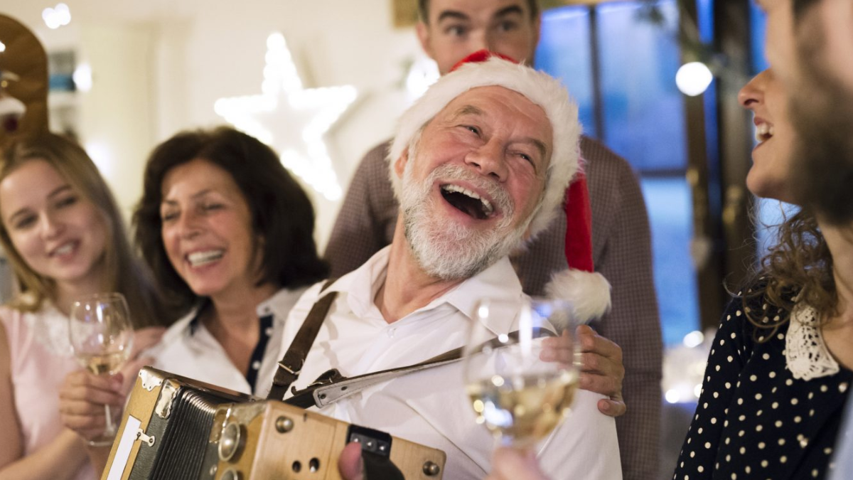 Personas cantando en Navidad. | Crédito: Getty images.