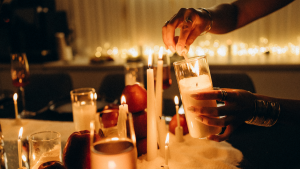 Persona encendiendo velas. | Crédito: Getty images. 
