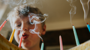 Niño soplando. | Crédito: Getty images. 