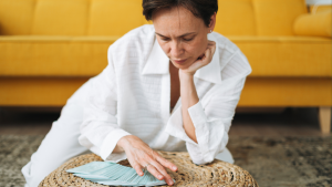 Mujer leyendo las cartas. | Crédito: Getty images. 