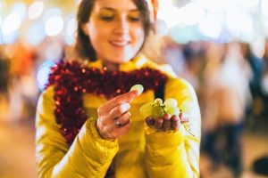 Persona comiendo uvas. | Crédito: Getty images.