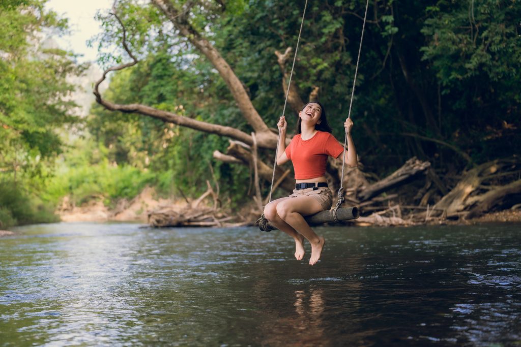 Mujer en el rio. | Crédito: Getty images.