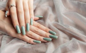 Uñas verde intenso | Crédito: Getty images.