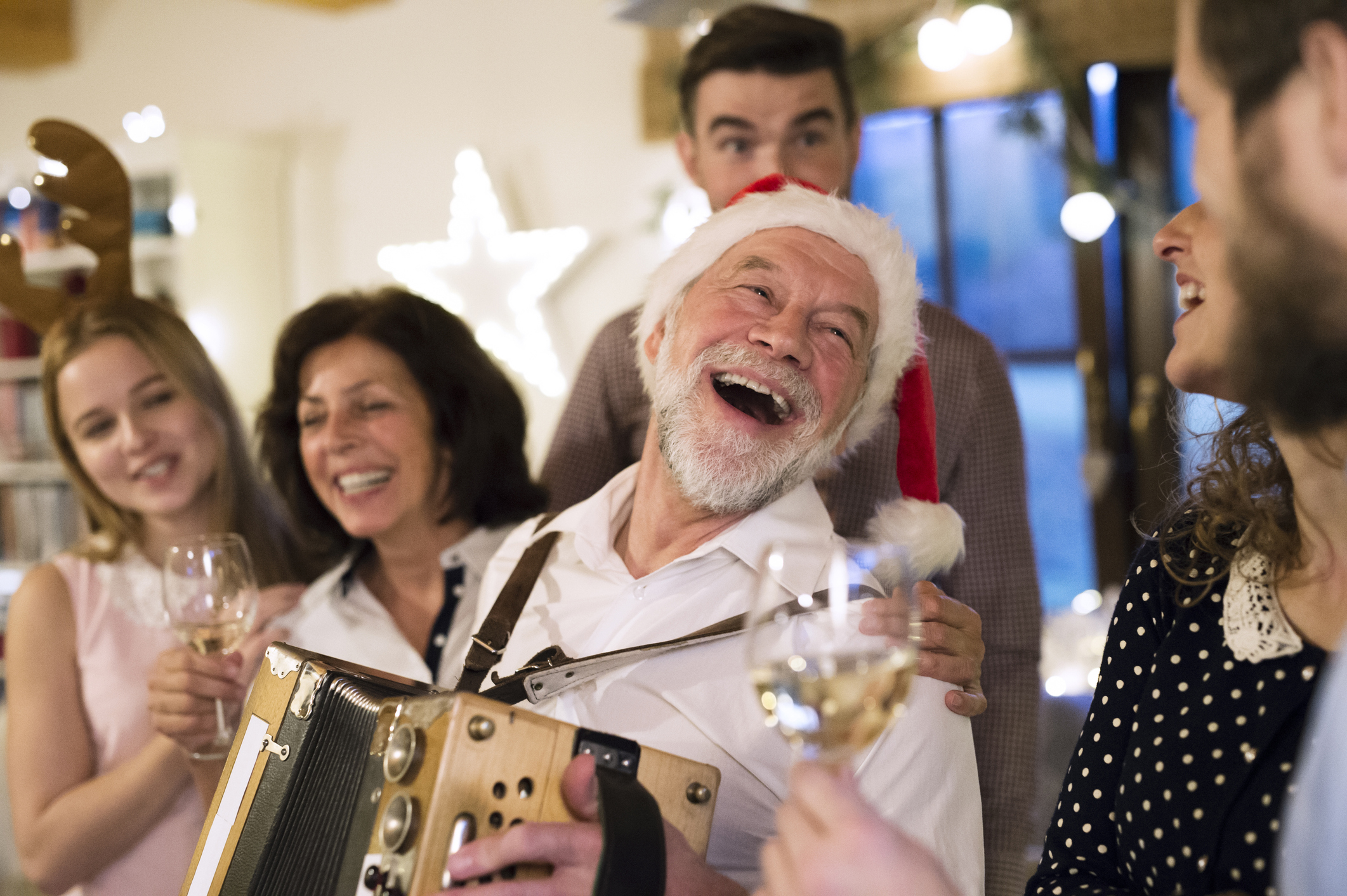 Personas cantando en Navidad. | Crédito: Getty images.