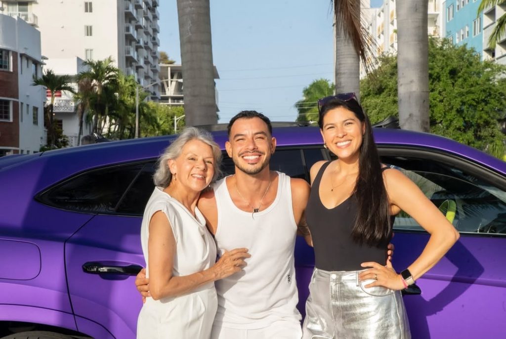 Michael con su familia. | Crédito: @Michaelmejiaart