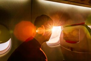 Persona en un avión. | Crédito. Getty images.