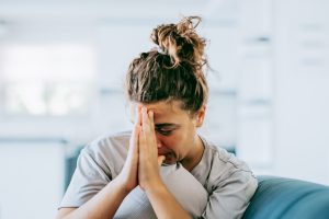 Persona rezando. | Crédito: Getty images.