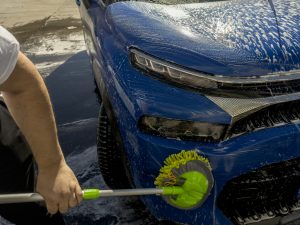 Limpiando luces de un carro. | Crédito: Getty images.