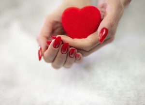 Uñas rojas. | Crédito: Getty images.