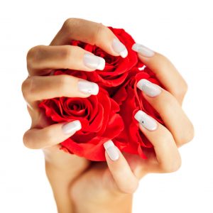 Uñas cuadradas. | Crédito: Getty images.