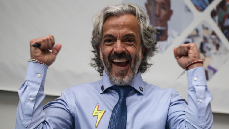 Él es el guapo novio de Juan Daniel Oviedo desde hace más de una década; se llevan 11 años