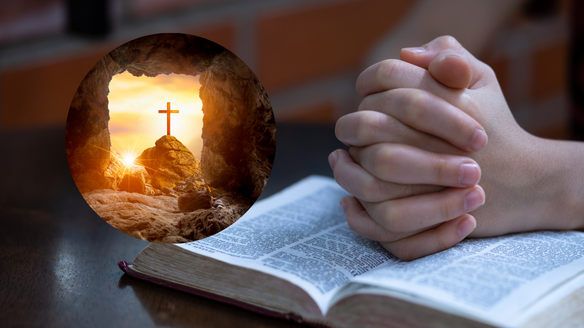 Foto de unas manos orando encima de una biblia