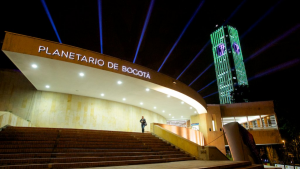 Foto de la fachada del planetario de Bogotá