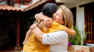 Madre e hija abrazadas | Getty Images