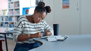 Mujer estudiando