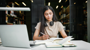 Mujer estudiando