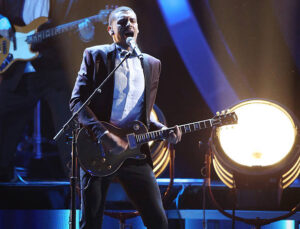 Manuel Medrano tocando guitarra